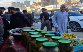 نازحون يتسوقون قبل الإفطار في سوق شعبي مؤقت في خان يونس جنوب قطاع غزة