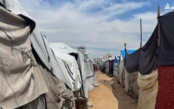 نازحون في خيام مهترئة يعانون نقصًا حادًا في الاحتياجات الأساسية