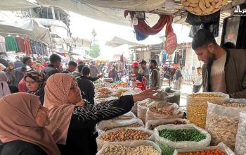 مواطنون يتسوقون في سوق الزاوية الشعبي بمدينة غزة استعداداً لعيد الفطر