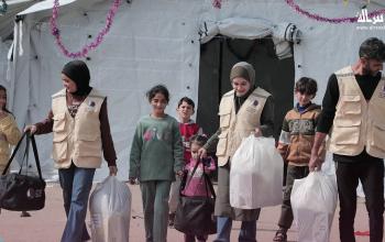 القطرية توزّع الملابس والمستلزمات الشتوية والأحذية على آلاف العائلات المتضررة والنازحة