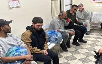 الصليب الأحمر ينقل أسرى محررين إلى مستشفى شهداء الأقصى