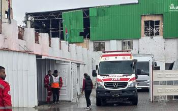 سيارات إسعاف وفرق طبية تُجلي مرضى وجرحى من خان يونس إلى معبر رفح