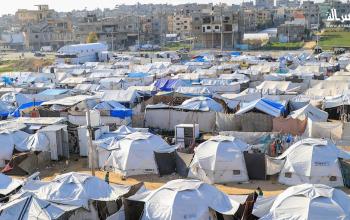 عائلات نازحة في النصيرات بقطاع غزة تعيش في خيام مؤقتة قرب منازلها المدمرة