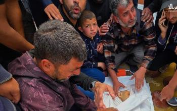 مواطنون يودعون جثمان الشهيد محمد أبو شهلا في مستشفى ناصر