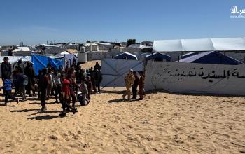 أطفال نازحون يواصلون التعليم داخل خيام قرب خطر شمالي رفح