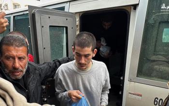 وصول 5 أسرى محررين إلى مستشفى شهداء الأقصى