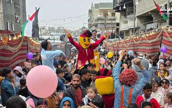 متطوعون ينظمون أنشطة ترفيهية لأطفال نازحين في خان يونس ثاني أيام العيد