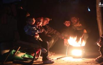 نازحون يشعلون النار للتدفئة والطهي في مخيم النصيرات