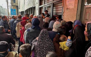 مواطنون يصطفون في طوابير طويلة للحصول على الخبز