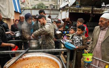 نازحون يتلقون وجبات من تكية خيرية بالنصيرات