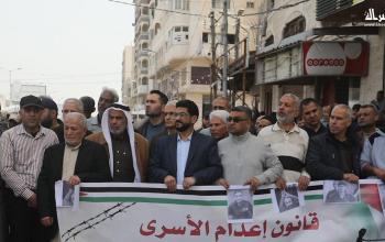 مواطنون يشاركون في وقفة احتجاجية عند مدخل مخيم النصيرات