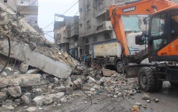 بلدية غزة تفتح شوارع في حي الزيتون لتحسين الحركة