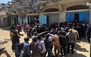 طوابير خبز في خان يونس وسط نقص حاد وإغلاق المخابز