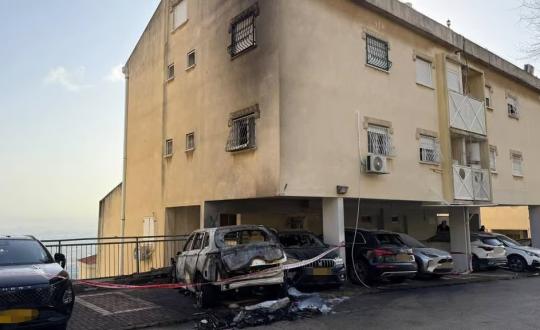 مركبات أحرقت بفعل الشظايا الصاروخية الإيرانية على حيفا شمال فلسطين المحتلة