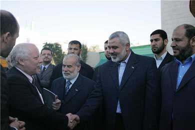 رئيس الوزراء اسماعيل هنية أثناء استقباله الوفد الاوروبي