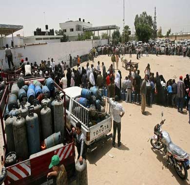 قطاع غزة يعاني في الشتاء من نقص حاد بغاز الطهي بسبب 