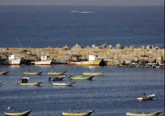 سفينة ابو عودة اصيب باعطال بسبب اصطدامها بالصخر