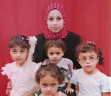 أم وأطفالها الأربعة شهداء من عائلة الداية 
