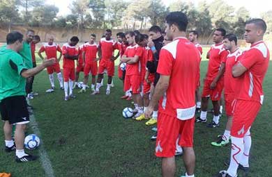 المدرب بزاز يوجه للاعبيه بعض التعليمات