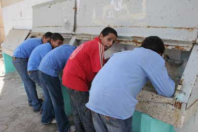 أولاد يشربون من حوض مياه يمتلىء بالقاذ ورات