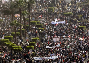 صورة عن الجزيرة للعروسين أثناء العقد