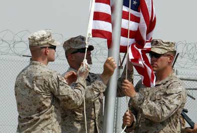 جنود ينزلون العلم الأميركي بقاعدة بالبصرة الشهر الماضي قبل تسليمها للجيش العراقي