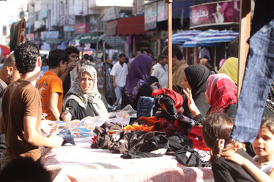 اسواق غزة تعمر بالمواطنين استعدادا لعيد الفطر المبارك ( تصوير  ، مجدي قريقع )