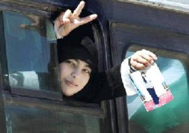 اسيرة فلسطينية خلال نقلها من قبل قوات الاحتلال