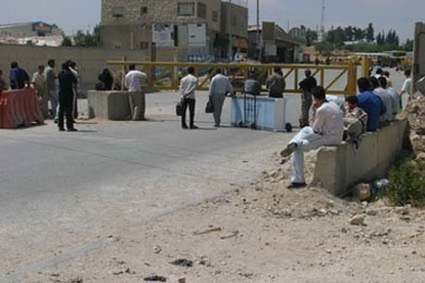 طلاب الضفة يعانون من الحواجز