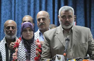 رئيس الوزراء يستقبل الاسيرة المحررة روضة سعد  ( تصوير- مجدي قريقع )