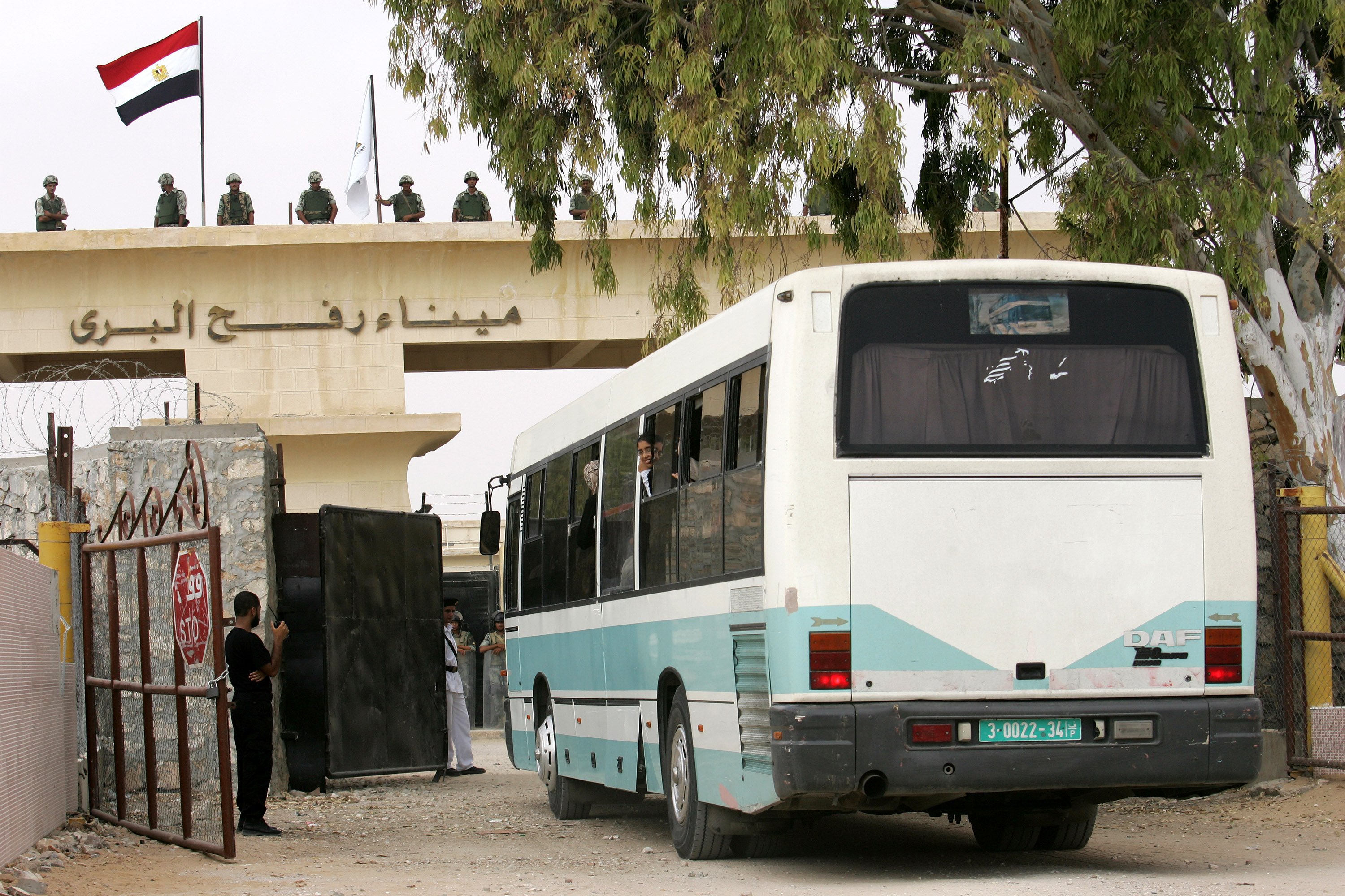 مغادرة حافلتين عبر معبر رفح 