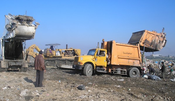 بلدية غزة تجمع النفايات الصلبة