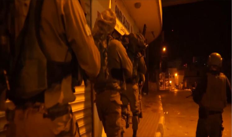 الاحتلال يعتقل مواطنًا على حاجز بالضفة