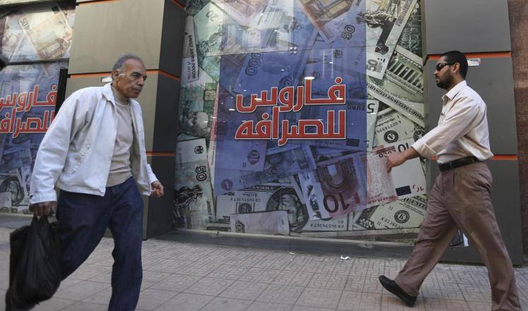 الدولار يتخطى عشرة جنيهات لأول مرة بتاريخ مصر