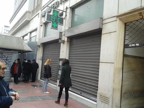 إحدى صيدليات أثينا المقفلة في وسط العاصمة اليونانية (أرشيف)