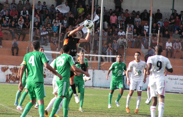 فادي جابر يخرج لإحدى الكرات العرضية