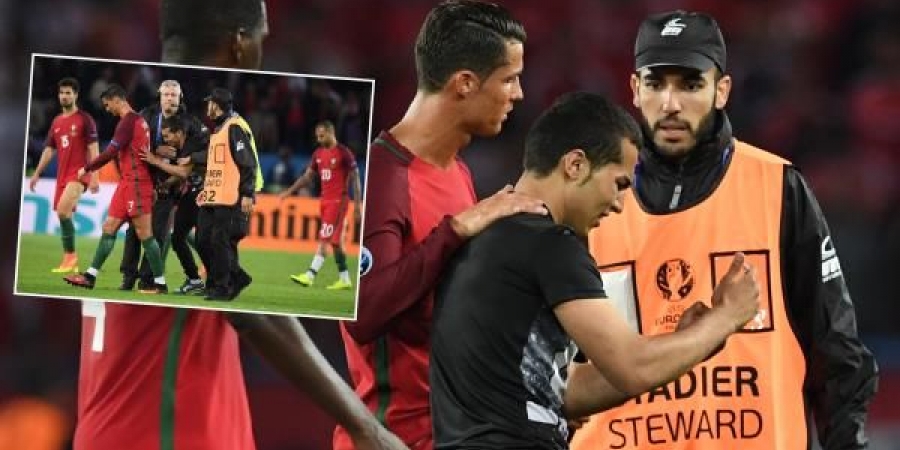 مشجع يتصور سيلفي مع رونالدو