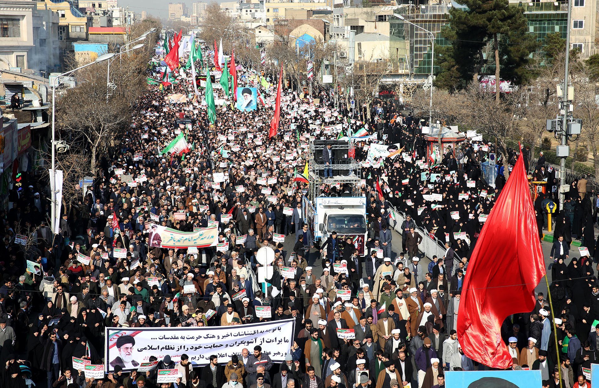 برلمان إيران يبحث الاحتجاجات والحرس يؤكد &quot;وأد الفتنة&quot;