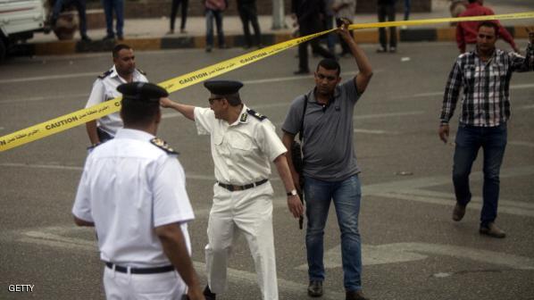 أفراد أمن يحوطون منطقة بوسط القاهرة عقب انفجار قنبلة (أرشيفية)