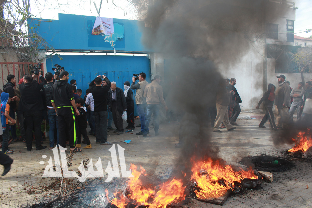  مواطنون غاضبون من أصحاب البيوت المدمرة يهاجمون مقر الأمم المتحدة بغزة