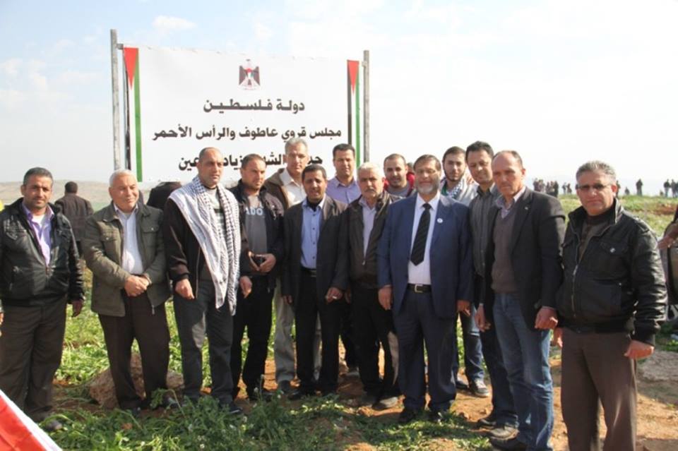 صورة خلال اقامة حديقة الشهيد زياد أبو عين 