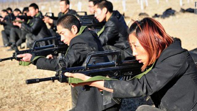 الحارسات الشخصية موضة جديدة بالصين