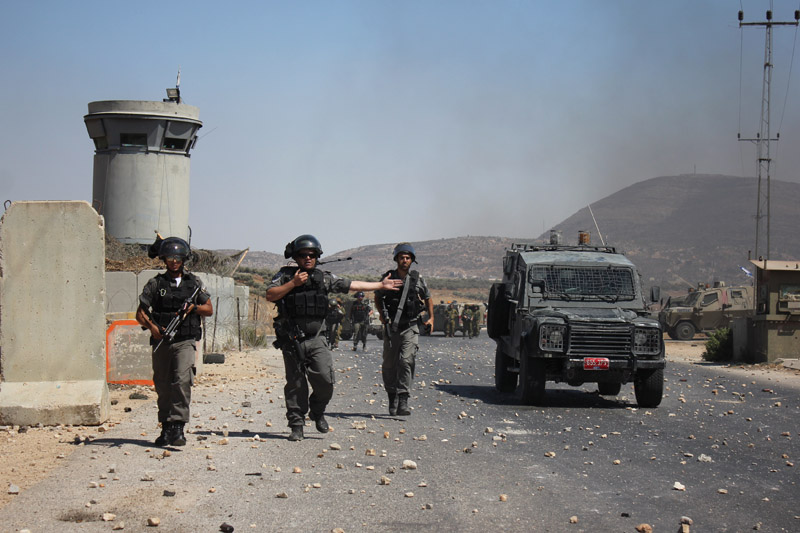 الاحتلال يغلق حاجز بيت فوريك واندلاع مواجهات