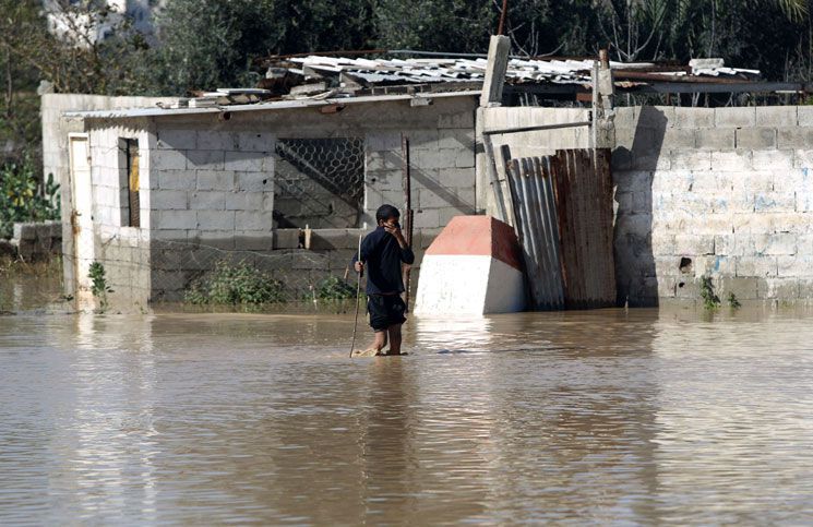 غزة : الأشغال تمنح 8 عائلات غرقت منازلها شققًا سكنية