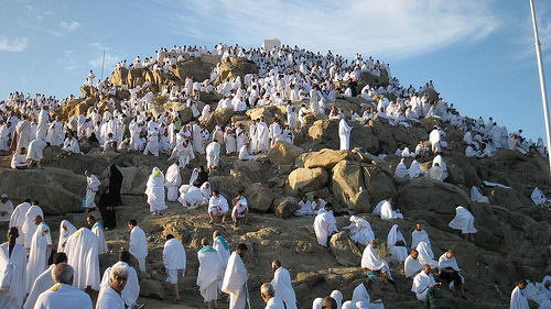 حجاج يقفون على جبل عرفات
