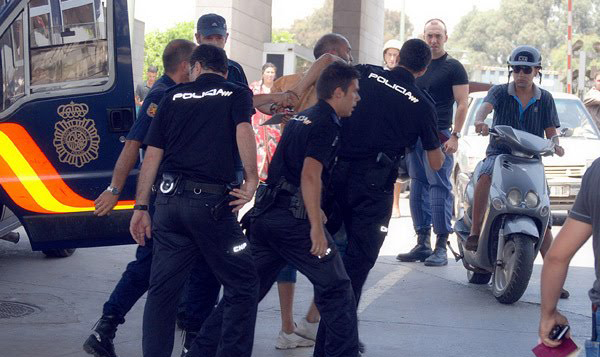 الشرطة الإسبانية تعتقل شاب (الأرشيف)