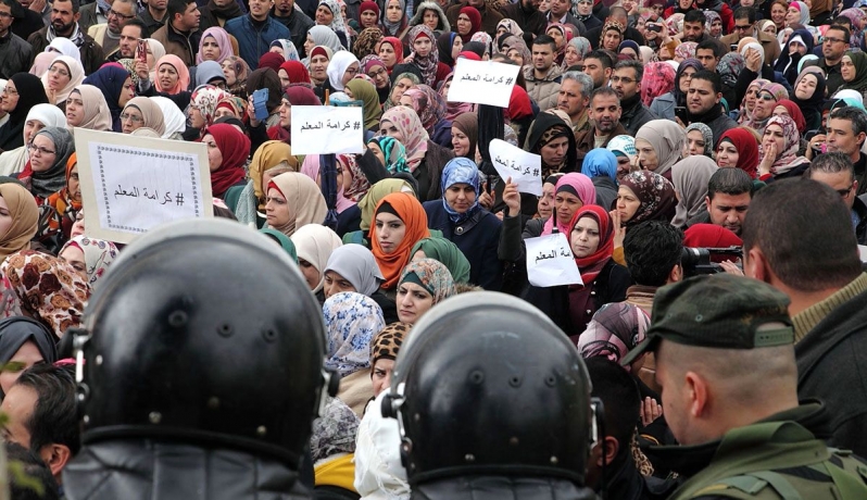 بتوصية أمنية.. حكومة فتح تحيل ناشطي حراك المعلمين بالضفة للتقاعد