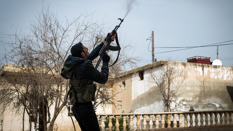 مسلح يطلق النار ابتهاجاً بالسيطرة على المدينة 