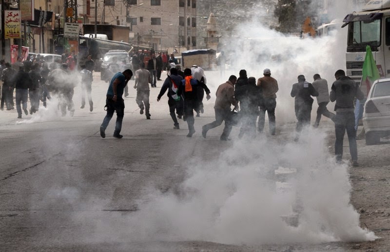 صورة (أرشيفية) لتعرض لإصابة شبان فلسطينيين بقنابل الغاز الإسرائيلية