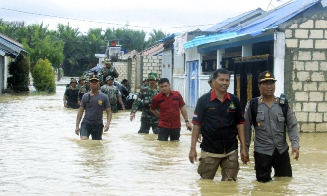 77 قتيلا حصيلة ضحايا فيضانات إندونيسيا